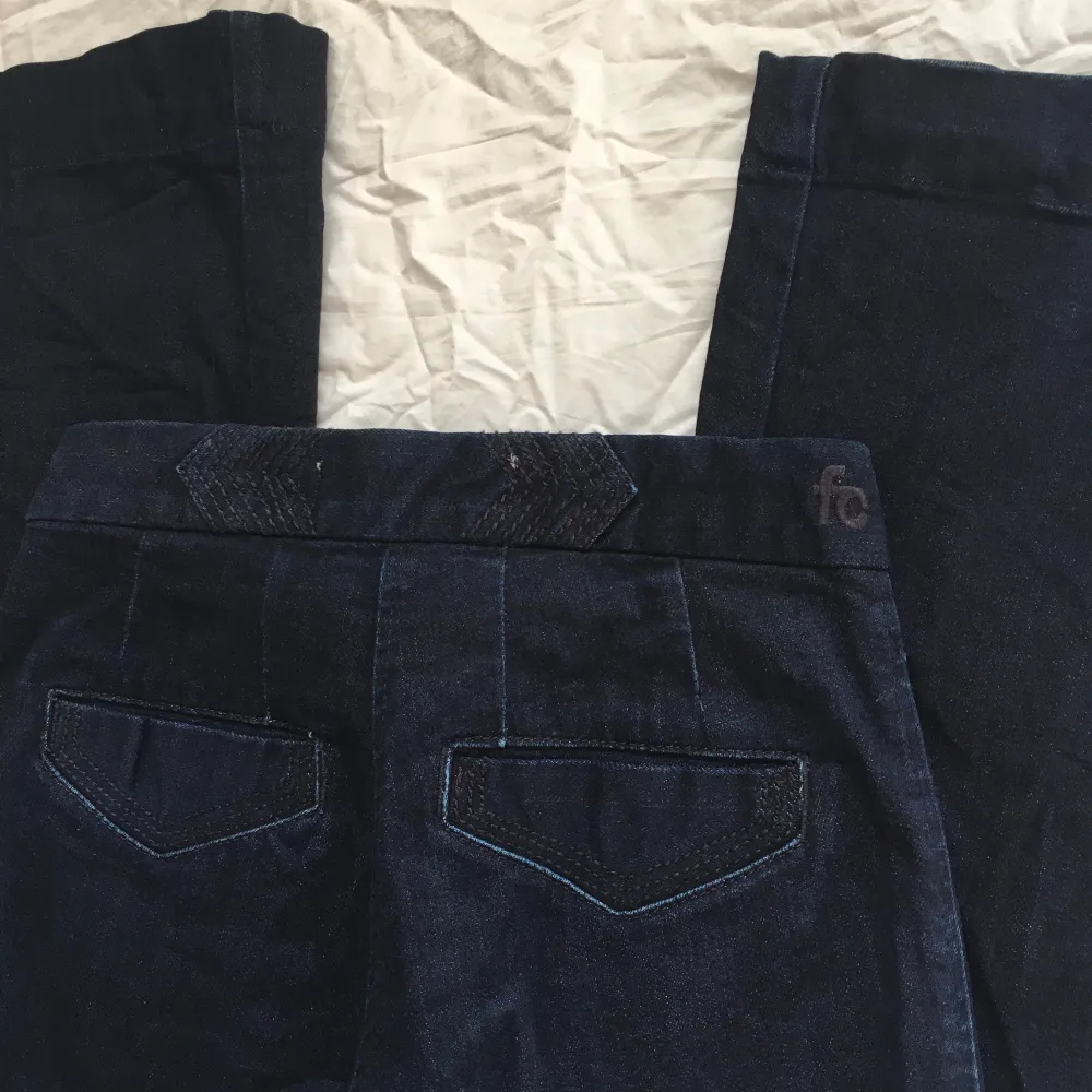 Unika mörkblå bootcut jeans med fickor i fram! Midjemått 70cm Grenhöjd 23cm Innerbenslängd 77,5cm Benslut (rakt över) 27,5cm. Jeans & Byxor.