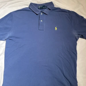 Ralph Lauren Piké M - ~Storlek M ~Fint skick  ~Äldre taggen  Det är bara att du höra av dig!