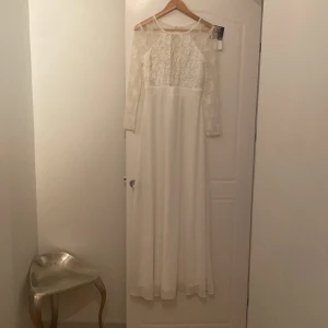 Klänning - Helt ny klänning. Jag har aldrig använt klänningen pga fel storlek.