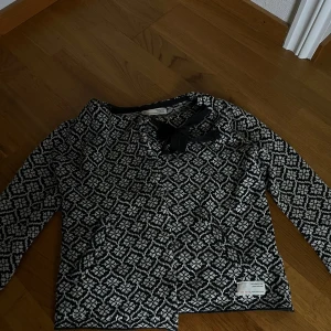 Svartvit stickad tröja från Odd Molly - Säljer en superfin svartvit stickad tröja från Odd Molly. Den har ett snyggt mönster och en söt knytning framtill. Perfekt för höst och vinter när du vill vara både varm och stilren. Tröjan är i bra skick. Köpt för 799 säljer för 699.