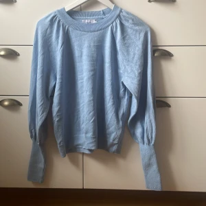 Blå tröja - Knappt använd 