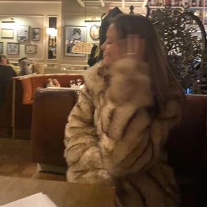 Pälsjacka - Säljer denna pälsjacka som nästan är helt oanvänd! Alltså är den i nyskick kan man säga! Inga defekter. Storlek 34 men skulle säga 36