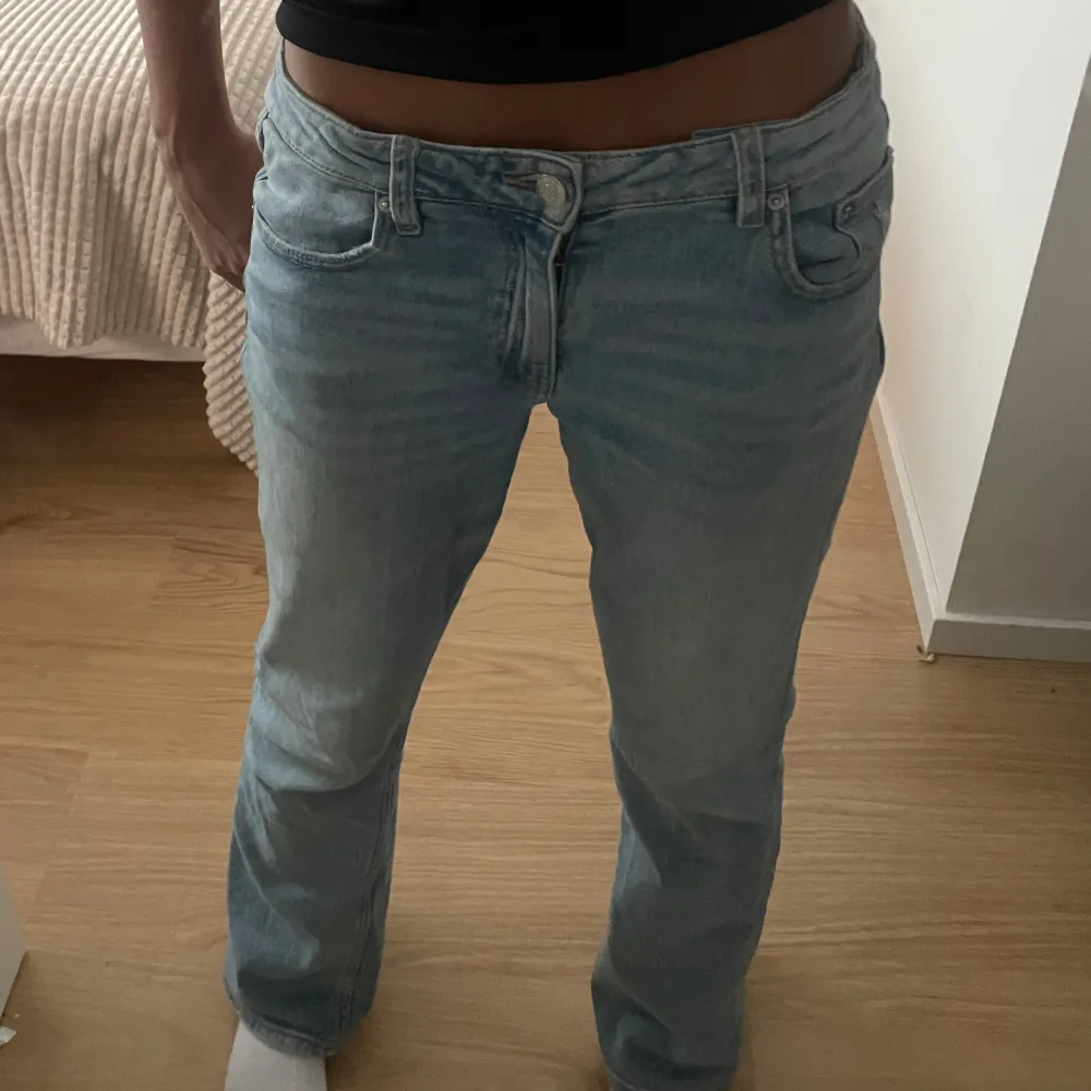 Bootcut jeans från Ginatricot❤️❤️säljer för att dom är lite förstora, men dom är perfekt i längd för mig som är 168❤️dom är i storlek 164 men skulle snarare säga 34/36 ❤️❤️dom är i super bra skick. Jeans & Byxor.