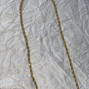Cordell halsband 6mm - Hej, säljer nu mitt halsband då jag inte använder det längre gillar inte när de värmer mycket och tjockt. De är 14 k, både till män och kvinnor, priset kan diskuteras vid snabb affär👌🏽