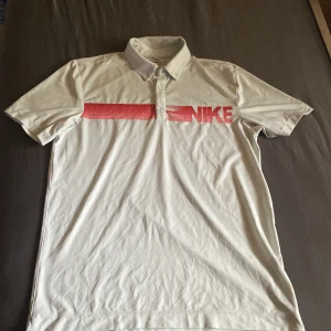 Nike t-shirt - En vit nike golf t shirt som aldrig är använt för den är för stor. Storlek M. Priset går att diskuteras. För mer info kontakta mig.