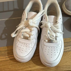 Nike air force - Säljer dessa skor pga att dem är lite för småa för mig, har använt dem 1 gång.  