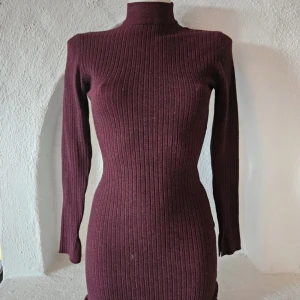 Vinröd ribbad / stickad klänning - Vinröd kort klänning med polo.