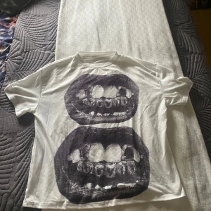 Grin print  - Helt ny fick den av en kusin, den passar inte mig. Den är trenden o snygg o skönt material vet ej vad det är för material  o modellen är boxig 