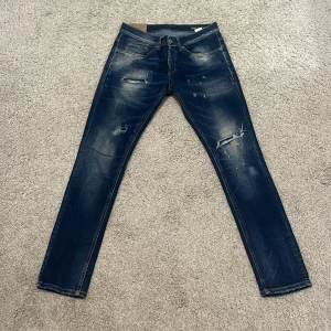 Mörkblå Dondup Jeans - Mörkblå dondup jeans med slitningar. Använda men välskötta så mycket bra skick. Storlek 31, modell George
