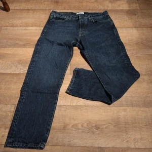 Jack&Jones Jeans marinblå  - Mycket bra skick. Knappt använda.  W 31 L 30 Inget blixtlås, utan dålda knappar istället