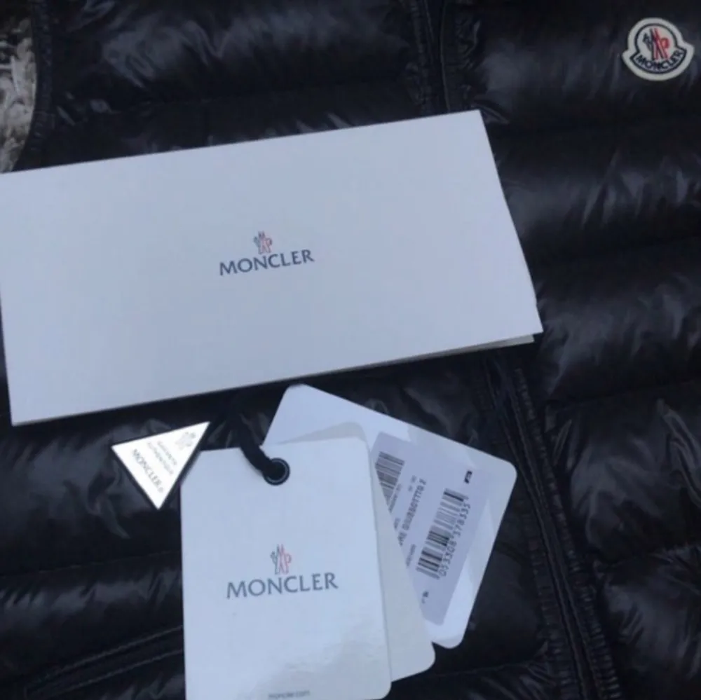 Säljer denna snygga Moncler väst i storlek 3 (passar S och M) köpt på Farfetch (8999 kr) och är i väldigt bra skick då den ej är mycket använd. Pris kan diskuteras vid snabb affär. Finns även kvitto. . Jackor.