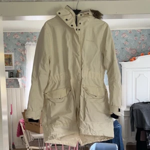 Vit vinter parka 🤍❄️ - Jättefin créme vit vinterjacka med luva  från didrikson som inte kommer till användning längre. Sparsamt använd, har några små fläckar som vi inte fick bort men jackan är i superfint skick!  Skriv om ni har frågor! Pris kan alltid diskuteras! 😋🤍