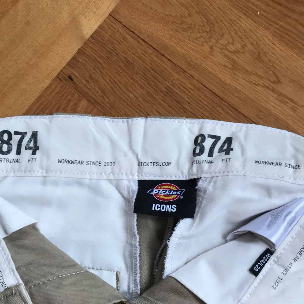 Stl: W24 L28 Färg: Beige Dickies 874.. Jeans & Byxor.