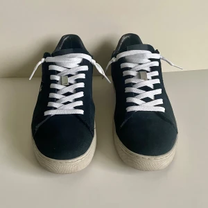 La Martina skor - La Martina mocka sneakers marinblå i storlek 44. Liknar philippemodel och goldengoose skor med en design som ser lite smutsig ut redan från början. Skick 9,5/10 använda 2-3 ggr. Nypris cirka 2500. Hör av er vid frågor!