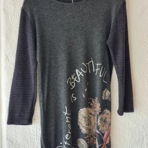 Tunnare stickad tröja - Tunn stickad tröja från desigual, stl M men är mer som S i storlek. 