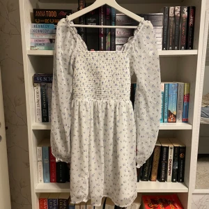 Klänning - Så fin lite blommig klänning från noisy may som inte kommer till användning för mig. Klänningen är endast använd vid ett tillfälle & skulle säga att den är i nyskick. Storlek XS, men skulle säga att den passar XS-S🤍