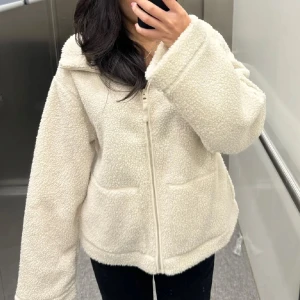 Teddyjacka hm - Supertrendig hm jacka, helt oanvänd med prislapp! Den är helt slutsåld på både hemsida och i butik. Lånade bilder, kom privat för fler bilder!💞 Den är helt oanvänd med lappen på men kom privat för att diskutera pris!