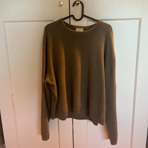 Cashmere tröja  - Fin cashmere tröja från h&m som inte kommer till någon användning! Vid snabb affär kan jag gå ner i pris🩷