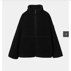 Svart teddyjacka med dragkedja - Säljer min Carin Wester jacka i svart, använd fåtal gånger så inga defekter!💕köpt nu i höst!