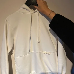 Hoodie - Vit hoodie i storlek S ifrån pull&bear, sparsamt använd men bra skick