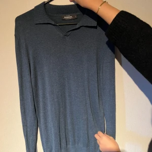 Långärmad piké  - Mörkblå långärmad piké i storlek S ifrån dressmann, bra skick