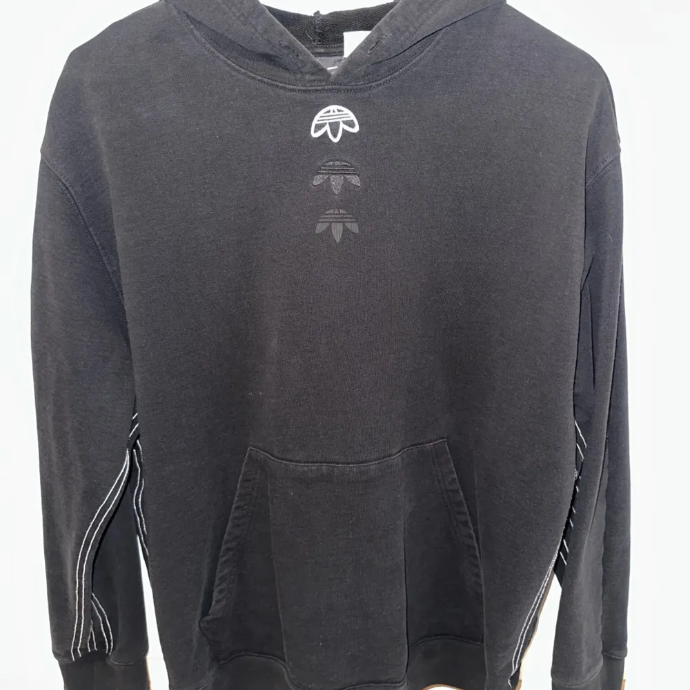 Snygg och bekväm Adidas x Alexander Wang hoodie till ett bra pris! Pris kan alltid diskuteras :). Hoodies.