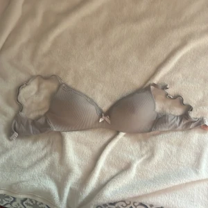 Randig BH från Hunkemöller - Säljer en söt randig BH från Hunkemöller i storlek 80B. Den har en fin liten rosett framtill, säljer pga passar ej längre💖
