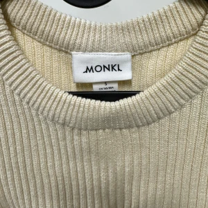 Stickad väst - Beige väst från Monki i storlek S. Mycker bra skick.