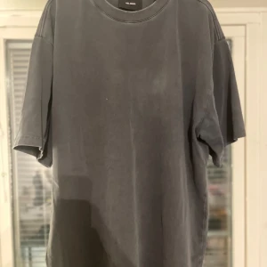 Axel Arigato T-shirt - En schysst typ oanvänd T-shirt från Axel arigato som är köpt på NK 2023. Kommer inte till användning därför säljes den. 