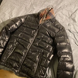 Giacomo Conti Jacka - Glansig jacka o nyskick Priset är inte hugget i sten Fraktar inom 1 dag