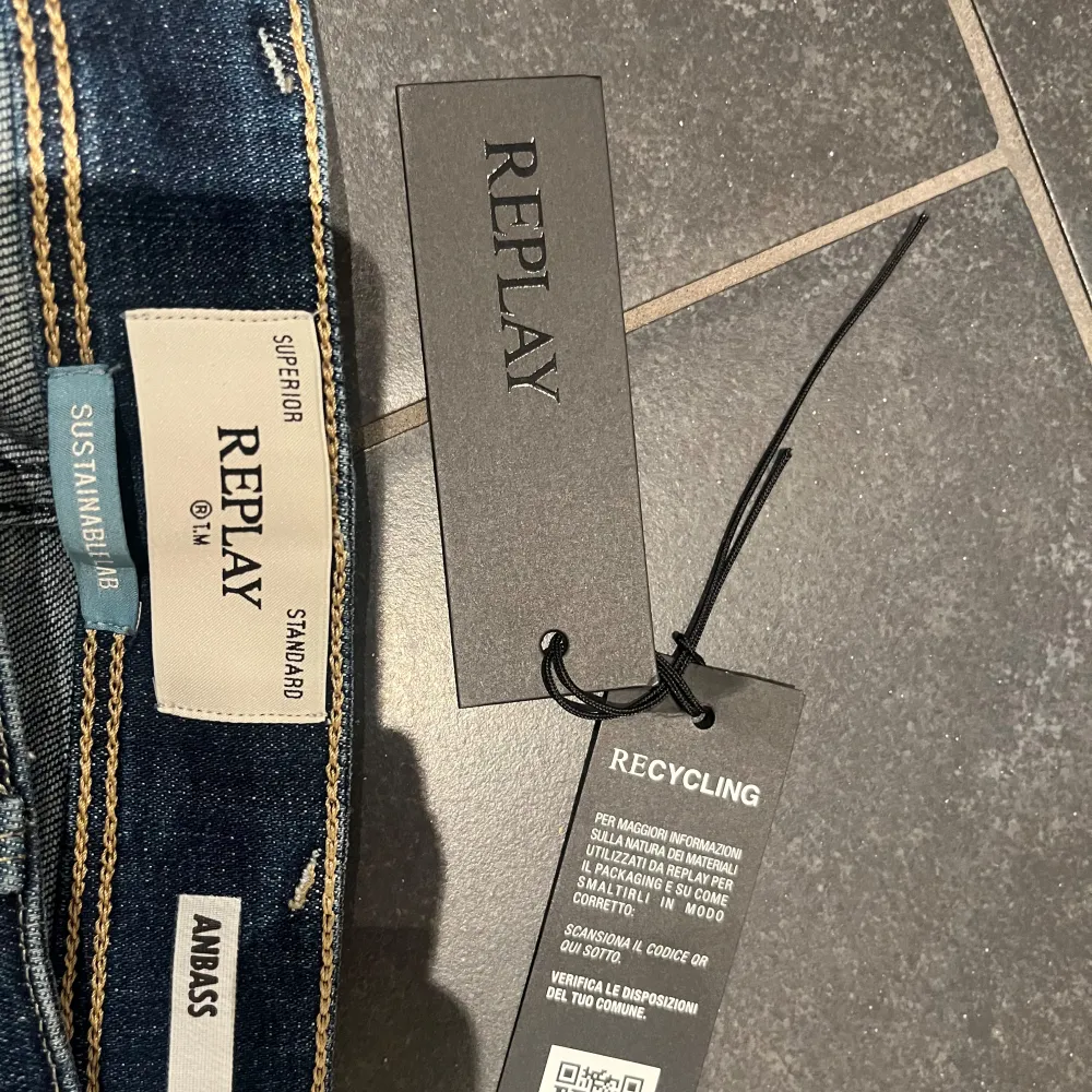 Säljer dessa populära Replay anbass jeans i storlek 31/32. Helt i nyskick, köpta på NK i Stockholm. Det är bara att höra av dig om du har fler frågor. Vid snabb affär kan priset diskuteras. . Jeans & Byxor.