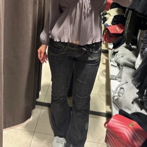 Diesel jeans - Lågmidjade dieseljeans som är typ mörkgrå. De har en tuggummifläck där bak som inte går bort som var där när jag köpte de. Köpte på monkis secondhand för 800kr och har knappt använt de