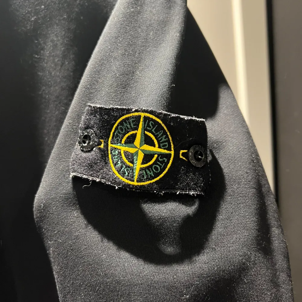 Utmärkt skick! Strlk L men passar M fint. Köpt på gamla stone island butiken på mäster samuelsgatan.. Tröjor & Koftor.