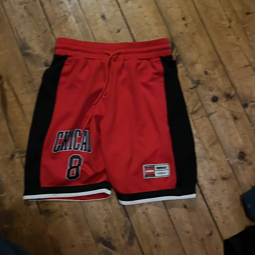 Ett par basket shorts från new yorker . Shorts.