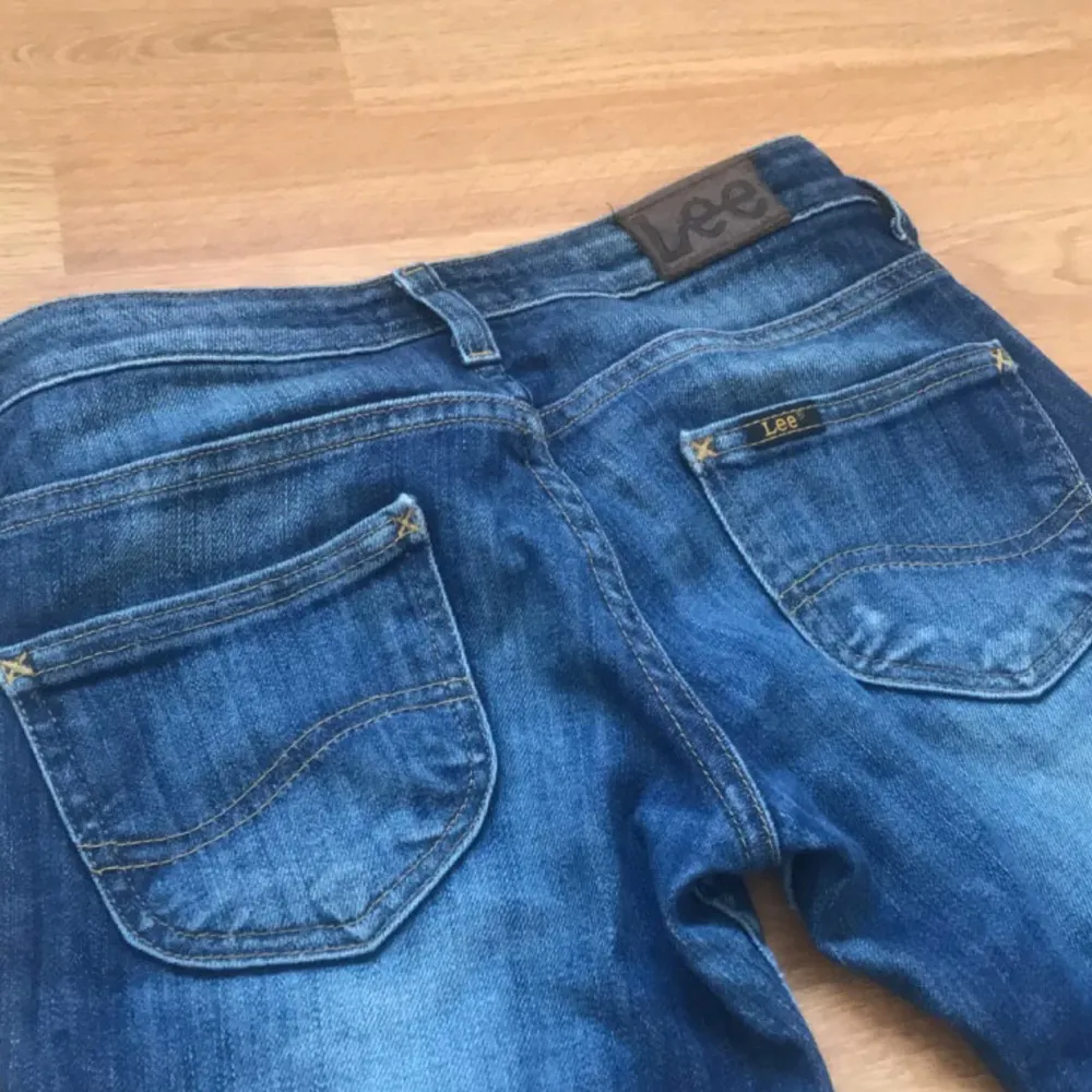 Säljer ett par lågmidjade raka/tajta. märkesjeans från Lee. Dem är storlek 10 år vilket motsvarar stl. 140. Dem är anvlbda men i bra skick. Jag har sprättat upp sömnen där nere, annars inga defekter.  Innerbenslängd: 61 cm Midjemått: 35 cm. Jeans & Byxor.