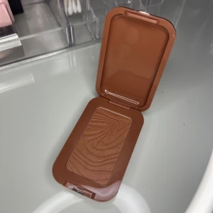 Säljer min NYX bronser  -  Jag råka beställa två styckna, så därför jag säljer den ena . Den luktar även jättegott lite vanilj och är en jättefin Bronza enligt mig. Kontakta gärna ifall du är intresserad 