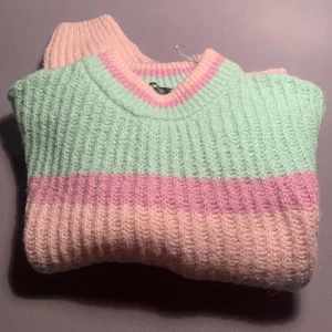 Stickad tröja  - Nästan oanvänd stickad tröja från Gina storlek M Köparen betalar frakt 