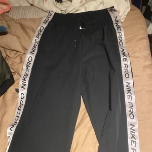 nike byxor - dom är stora i storleken 