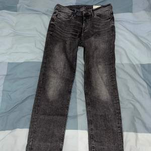 Köpte dessa gråa jeans i Budapest i våras men använde endast ett fåtal gånger. Storlek 34x32  Slim/straight fit Nypris 799