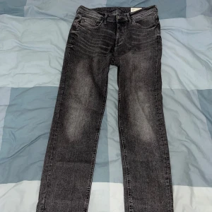 Jeans - Köpte dessa gråa jeans i Budapest i våras men använde endast ett fåtal gånger. Storlek 34x32  Slim/straight fit Nypris 799
