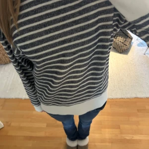 Zara tröja  - Säljer randiga tröjan från zara. Den kommer inte till användning längre för mig, storlek S. Original pris 399 men säljer för 199, skriv för fler bilder elr några frågor❤️❤️