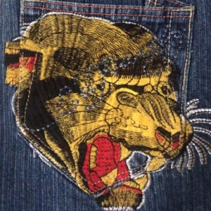 Äkta EdHardy Jeans - Tvär snygga ed Hardy jeans jag säljer pga stilbyte. Har heeldrag längst ner på byxorna men de syns inte jätte mycket. (Kom dm för bättre bild) annars är de i bra skick. W34 L30 kom dm för mått eller andra frågor! (Jag är 170 för referens på bilden)
