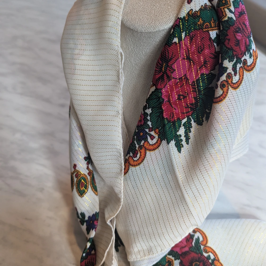 Blommig sjal i vitt och rött - 93