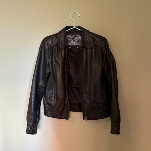 Skinnjacka  - Jättefin skinnjacka i äkta skinn, som ny💗