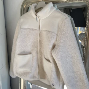 Vit teddyjacka - Vit teddyjacka i storlek s