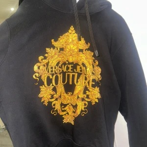 Versace hoodie  - Oanvänd Versace hoodie  Storlek M   Nypris 5000kr