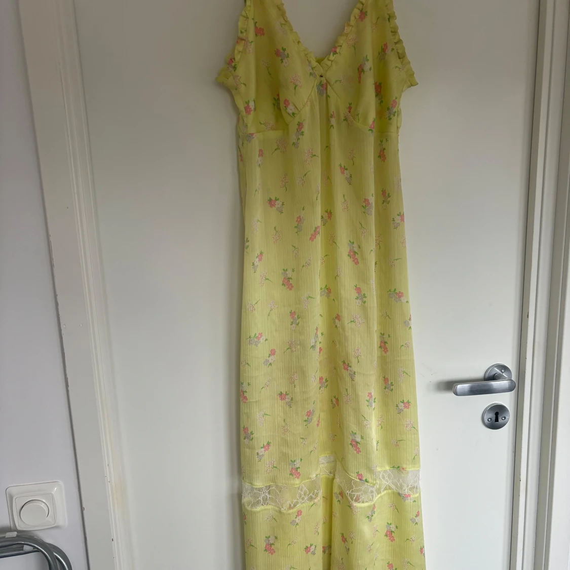 Gul maxi klänning med spets och blommor - 90