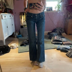 Lågmidjade mörk blå Levis jeans - Mörk blå jeans som inte används längre. Perfekt lågmidjade men lite för korta i benen på mig, jag är 173cm