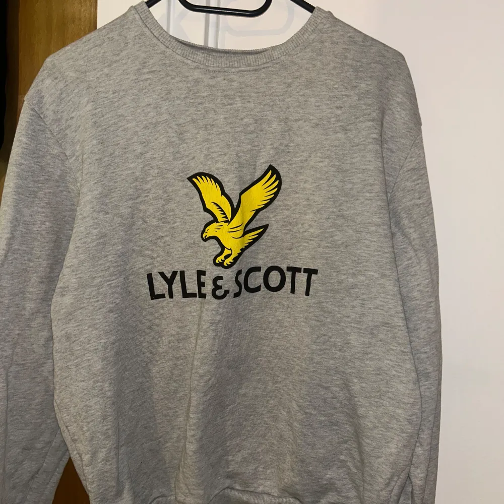 Lyle & Scott sweatshirt i fint skick, endast använd ett fåtal gånger.  Storlek M   Nypris 850kr. Tröjor & Koftor.