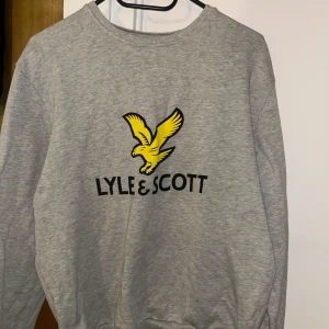 Lyle & Scott sweatshirt  - Lyle & Scott sweatshirt i fint skick, endast använd ett fåtal gånger.  Storlek M   Nypris 850kr